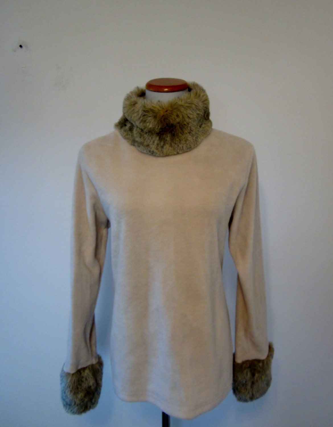 Vintage 80s Womens Off White Fleece Pullover with Faux Fur Collar Cuffs Poodle Top Fake Fur M