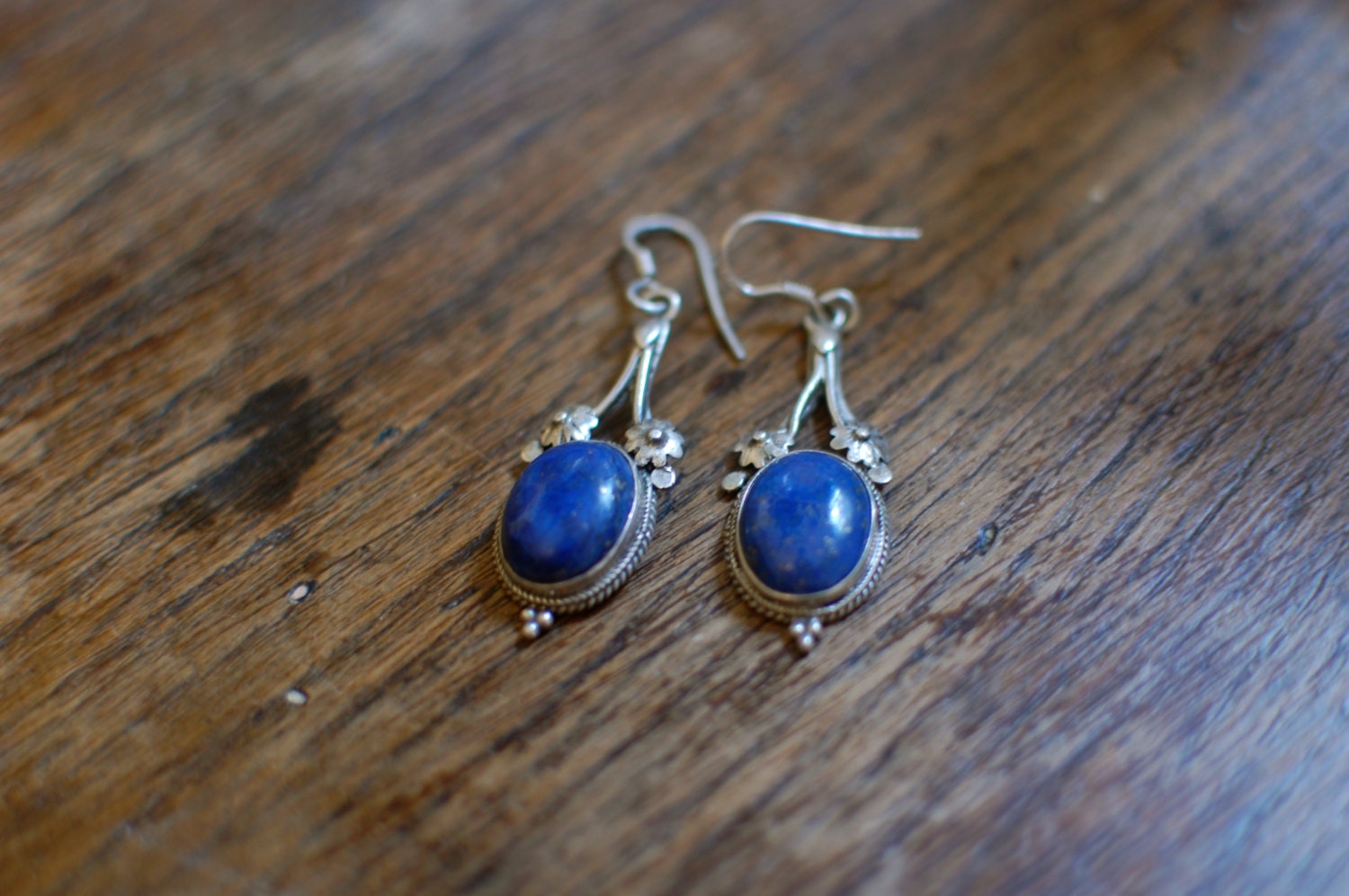 BOHEMIAN HIPPIE VINTAGE silver Indian lapis lazuli earrings with flower detail