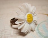 Vintage White Daisy Resin Flower Cab Ring Adjustable Floral Antiqued Brass Band Bridal Wedding Bridesmaid Jewelry