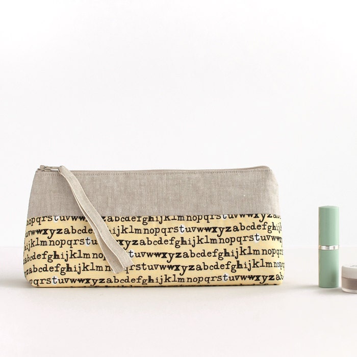 make up bag // cosmetic storage // pencil case // zipper pouch // retro typwritten fabric