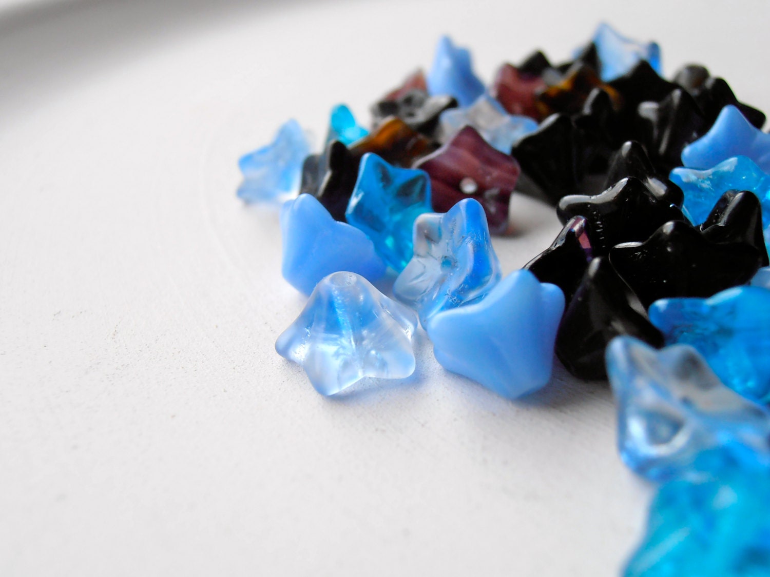 I Got the Blues - 9 x 6mm mixed blues 5 petal pressed glass flowers (20), czech glass flowers, blue flower beads,