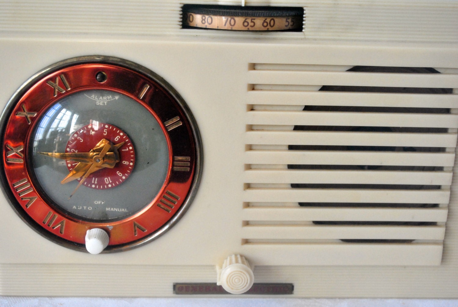Vintage Mid Century Eames Era Catalin Bakelite GE Alarm Clock AM Tube Radio Model 62