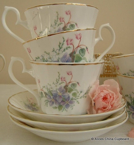 Beautiful ''Royal Kendal'' Fine Bone China Tea Cups and Saucers Set of 5