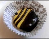 Bumble bee chocolate covered Oreo cookies yell w black - 1 dozen in box - Valentine's Day Bee M