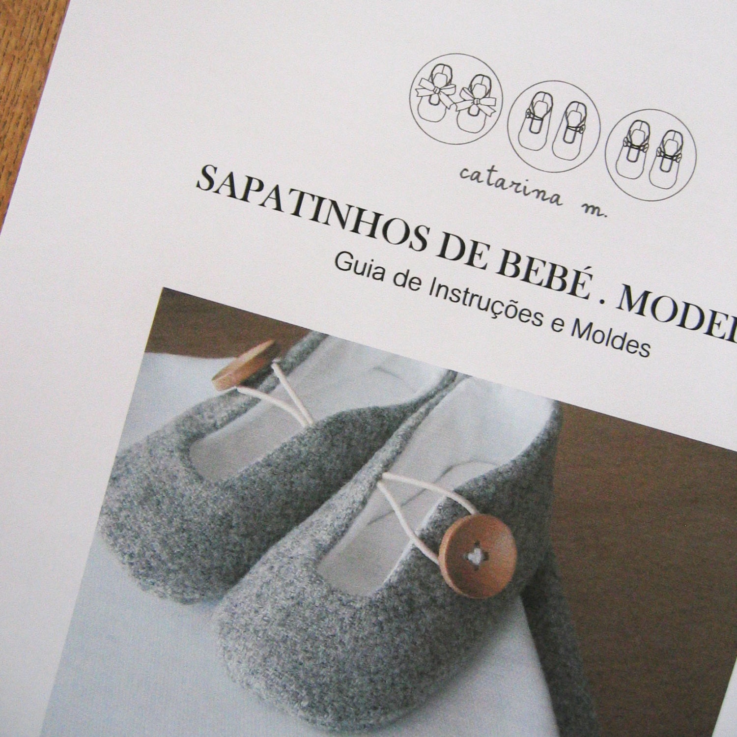 Guia de instruções e Moldes  - Sapatinhos de Bebé . Modelo 1 (versão em português)