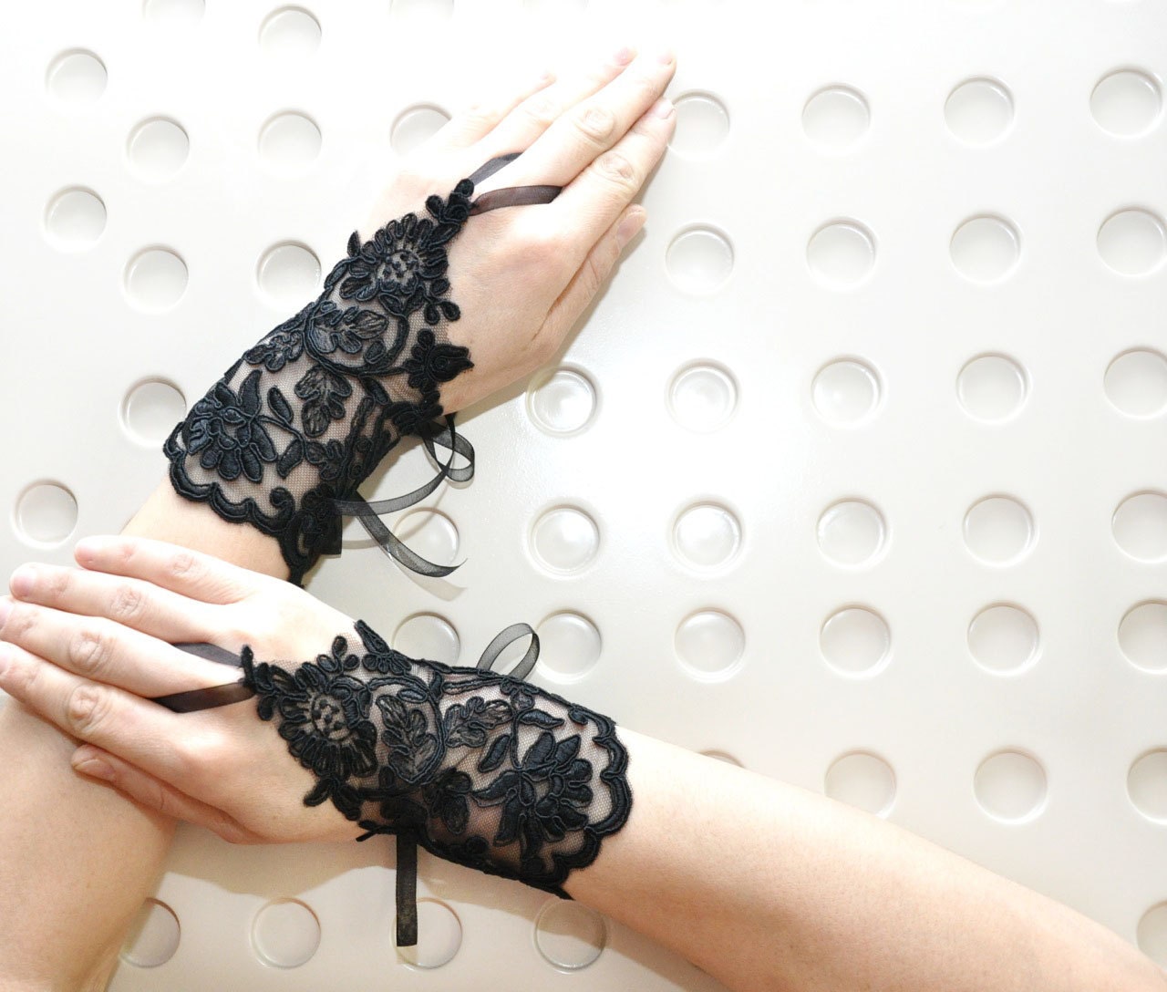 Black lace gloves,  french lace bridal gloves,  lace wedding  fingerless gloves,  black gloves, burlesque vampire gloves, gothic cuffs