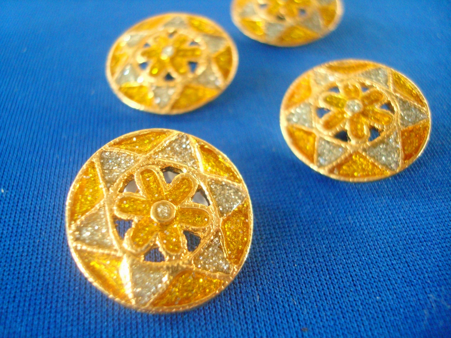 4 VINTAGE BUTTON :   Yellow  Button ,17 mm, Metal,  Beautiful Of Star Button , Button Jewelry  B 122