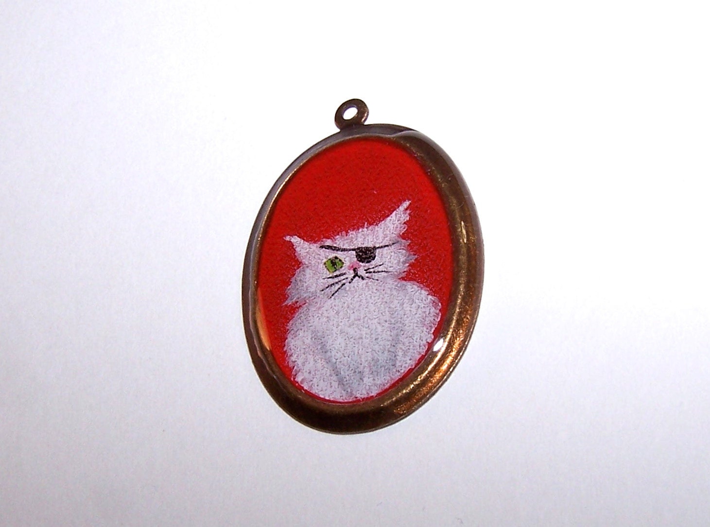 Hand painted cat pendant//acrylic on brass//coated in resin