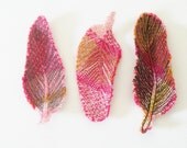 Feather brooch - red recycled wool - IfeelNatty