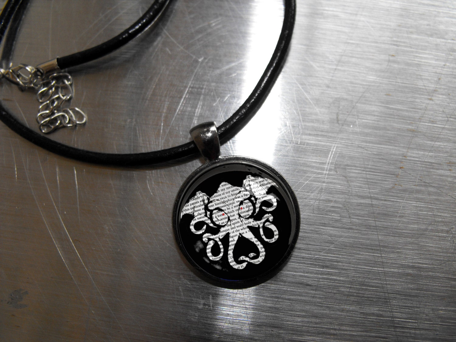 Lovecraft Cthulhu Round Pendant - Gothic Geek Necklace for Men or Women
