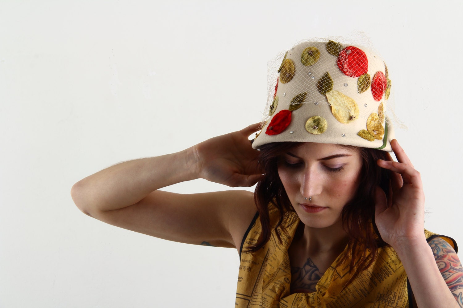 Vintage Mod Bucket Cloche . Cream Felt . Velvet Fruit