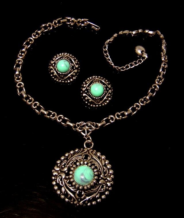 Beautiful vintage Southwestern style Necklace and Earrings faux Turquoise
