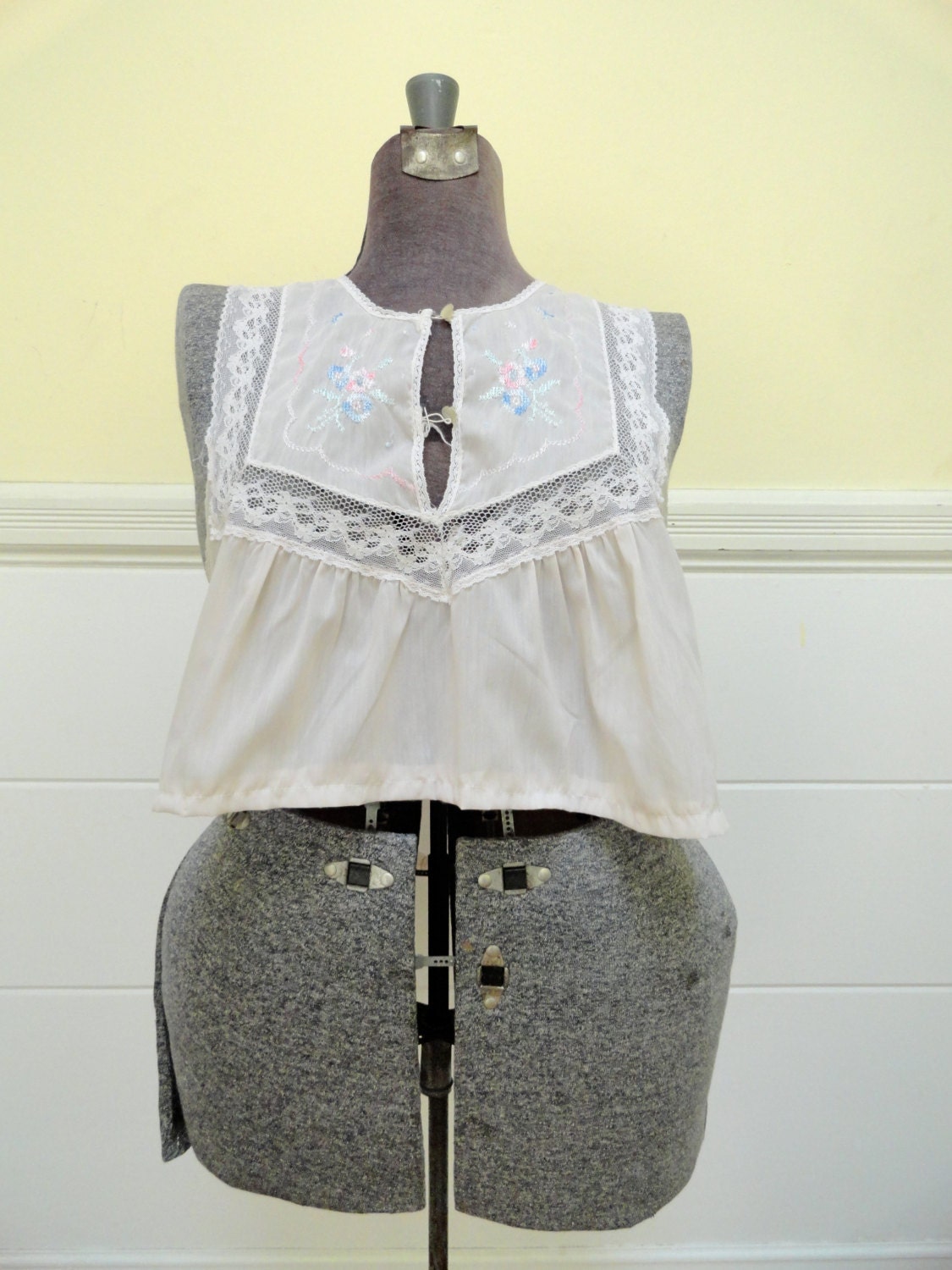 Vintage Barbizon White and Multi Colored Floral Embroidered Nightgown Hi Low Tank Top (sz S M)
