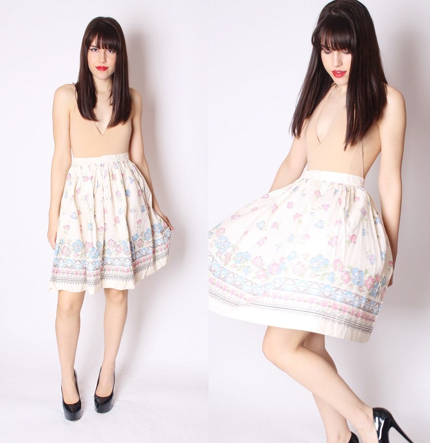 Short 1950s Pastel Folk Russian Needlepoint Skirt / Vintage 50s Cotton Skirt / Pastel White 50s Skirt / 2243