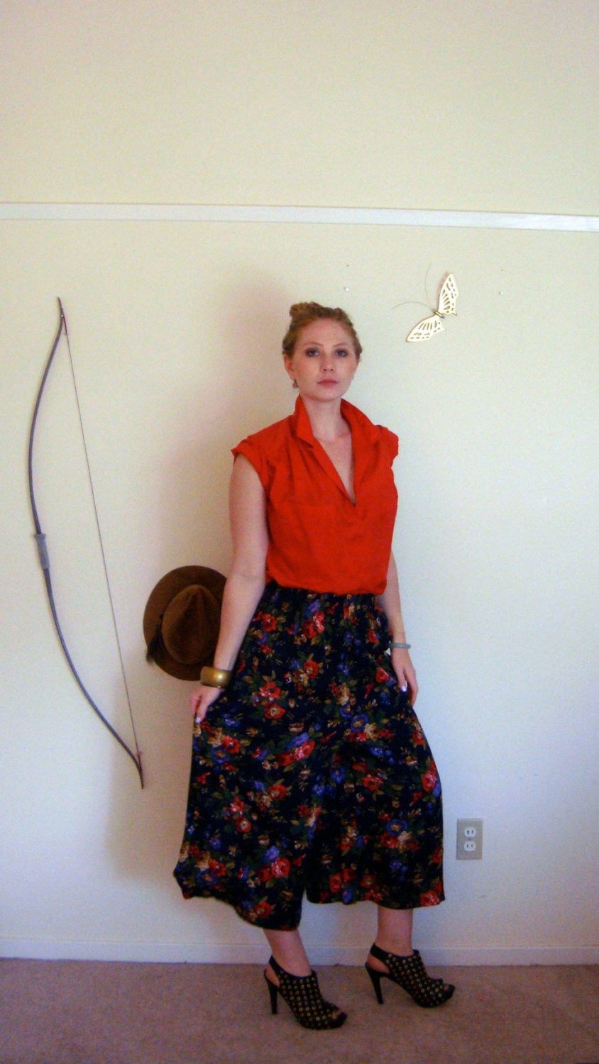 90s Dark Blue Elastic High Waist Wide Leg Gaucho Pants with Large Flower Print and Pockets Size M/Lrg