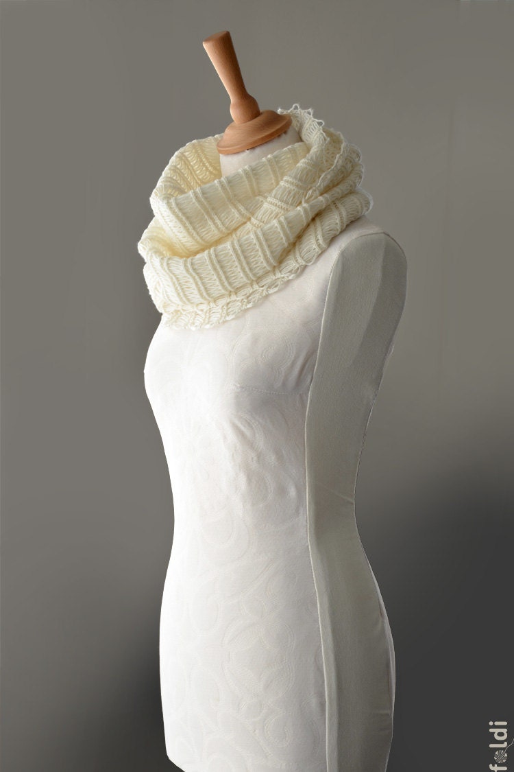 Knitted cashmere cowl in cream colour 'Icicle'