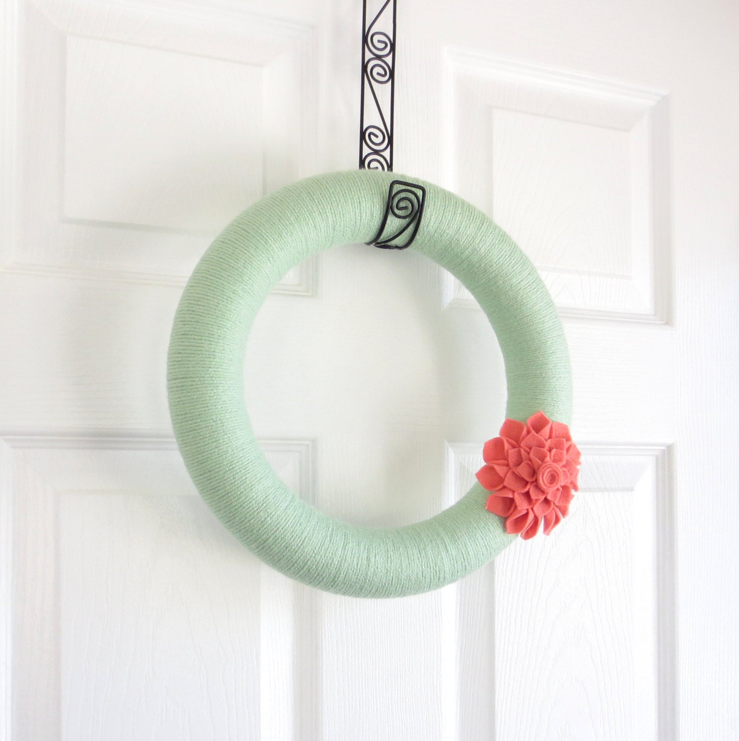 Mint and Coral Yarn Wreath. Mint Summer Wreath with Salmon Coral Felt Dahlia Flower. Modern Spring Door Wreath with Felt Flowers. 12 Inches.