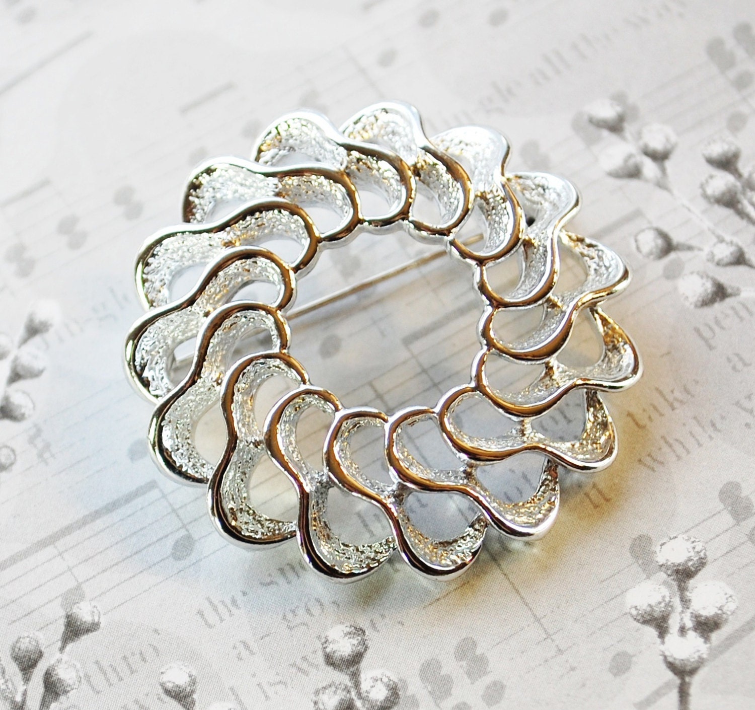 Vintage Circle Brooch / Pin, Silver Tone Ribbon Wreath, Designer SARAH COVENTRY, 1970s Abstract Floral Modern Jewelry