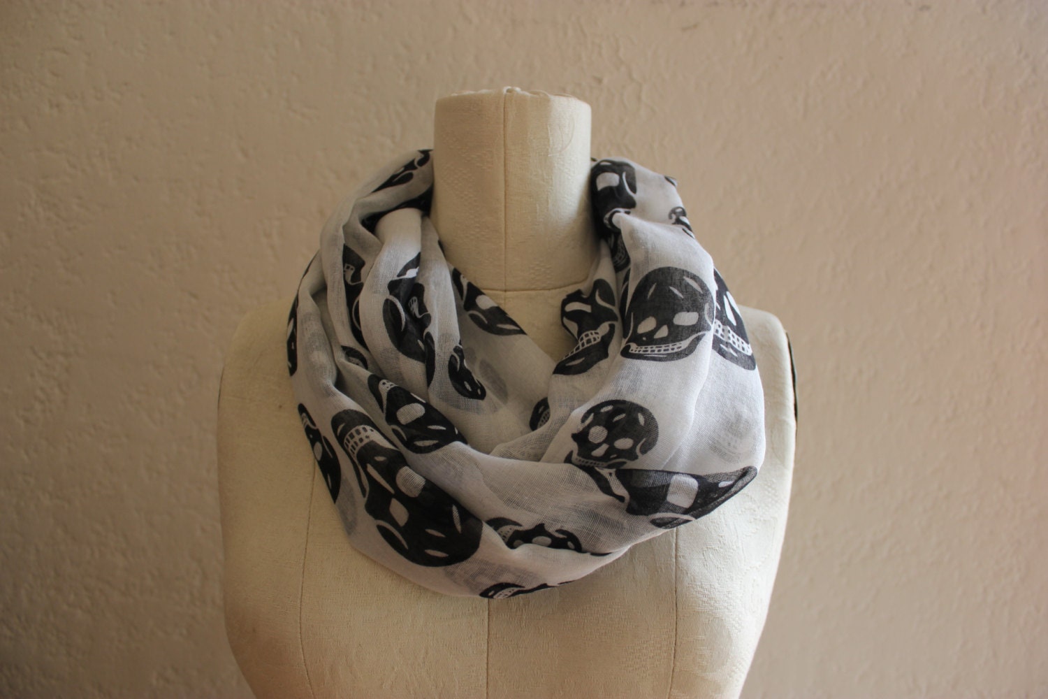 Skull infinity circle scarf- White and black