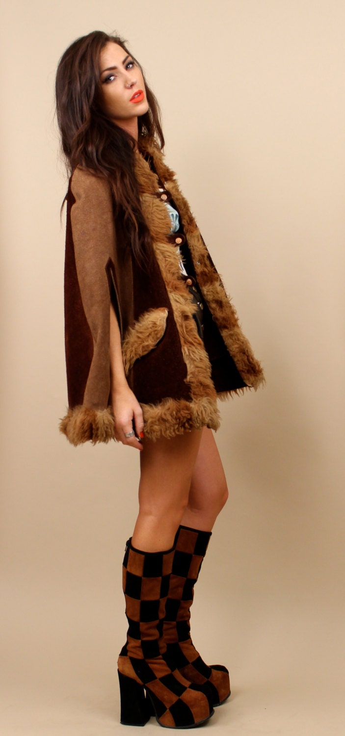 1960s - 70s Vtg Suede LEATHER & Shearling Two Tone Cape / Poncho Capelet Jacket Coat / OS Sm Med Lrg / Avant Garde Hippie Mod Boho