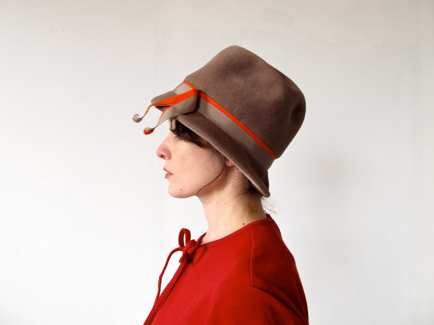 vintage 40s hot chocolate brown felted wool cloche hat with orange ribbon