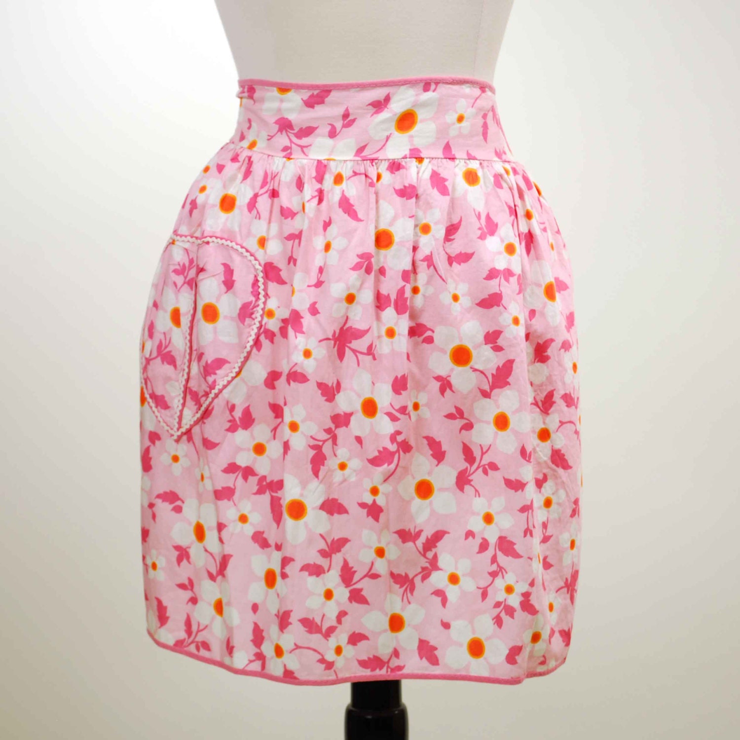 Vintage Pink Daisy Half Apron // 1950's Hot Pink Floral Kitchen Apron