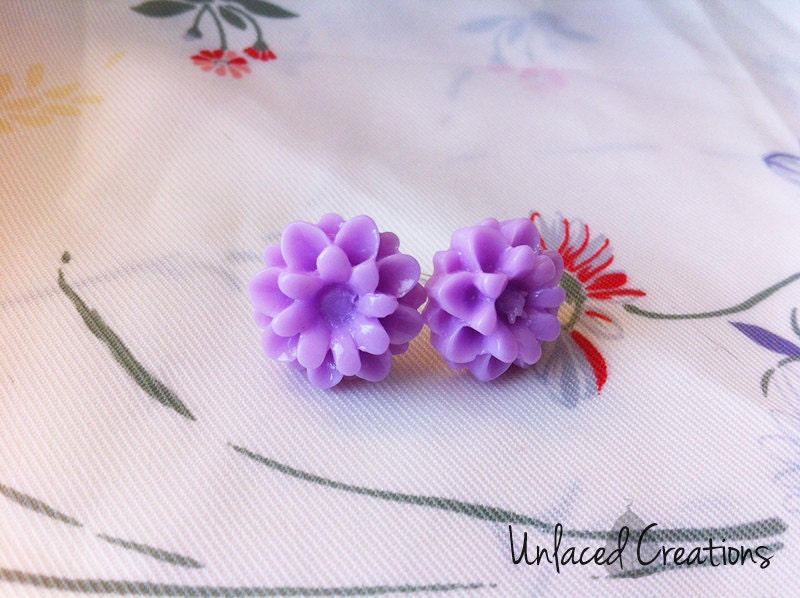 holly. a pair of purple flower resin stud earrings.