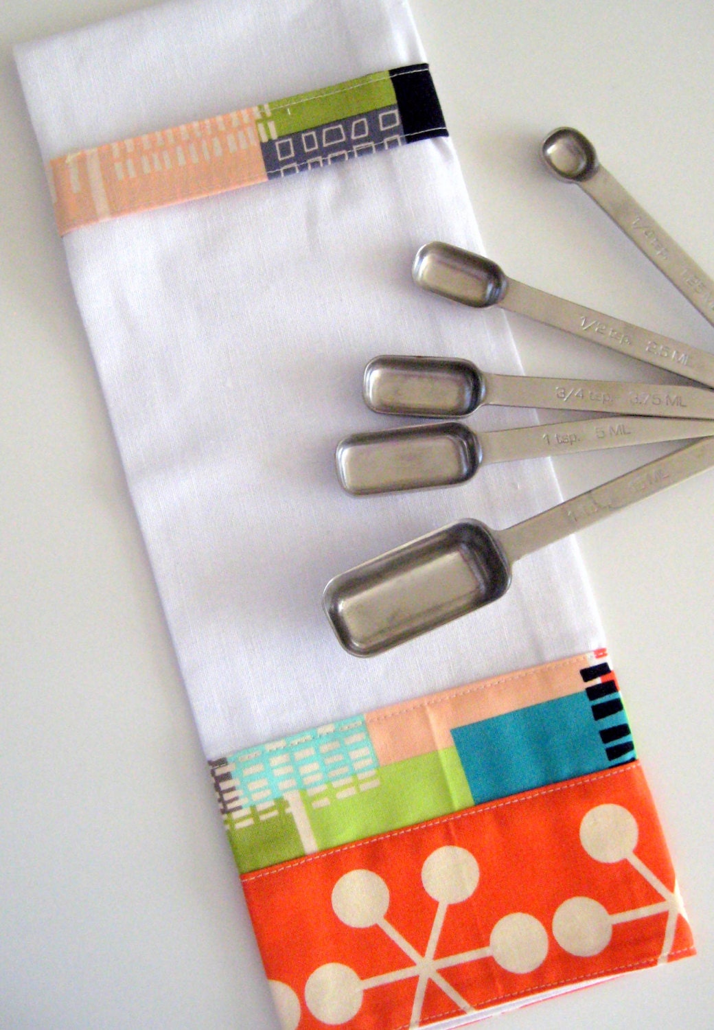 Modern Stay Put Hanging Towel - Hang Tight Towel (TM)