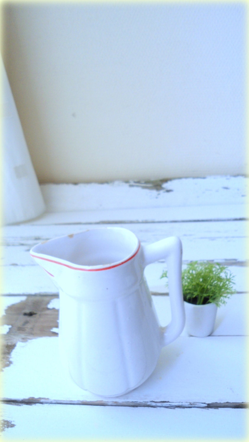vintage milk jug- white /red jar- 50s- table design-Mid Century- Home DECOR for her- kitchen serving jug