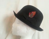 Vtg Wool Felt Derby Fedora Hat - Black Derby With Feather Fully Lined