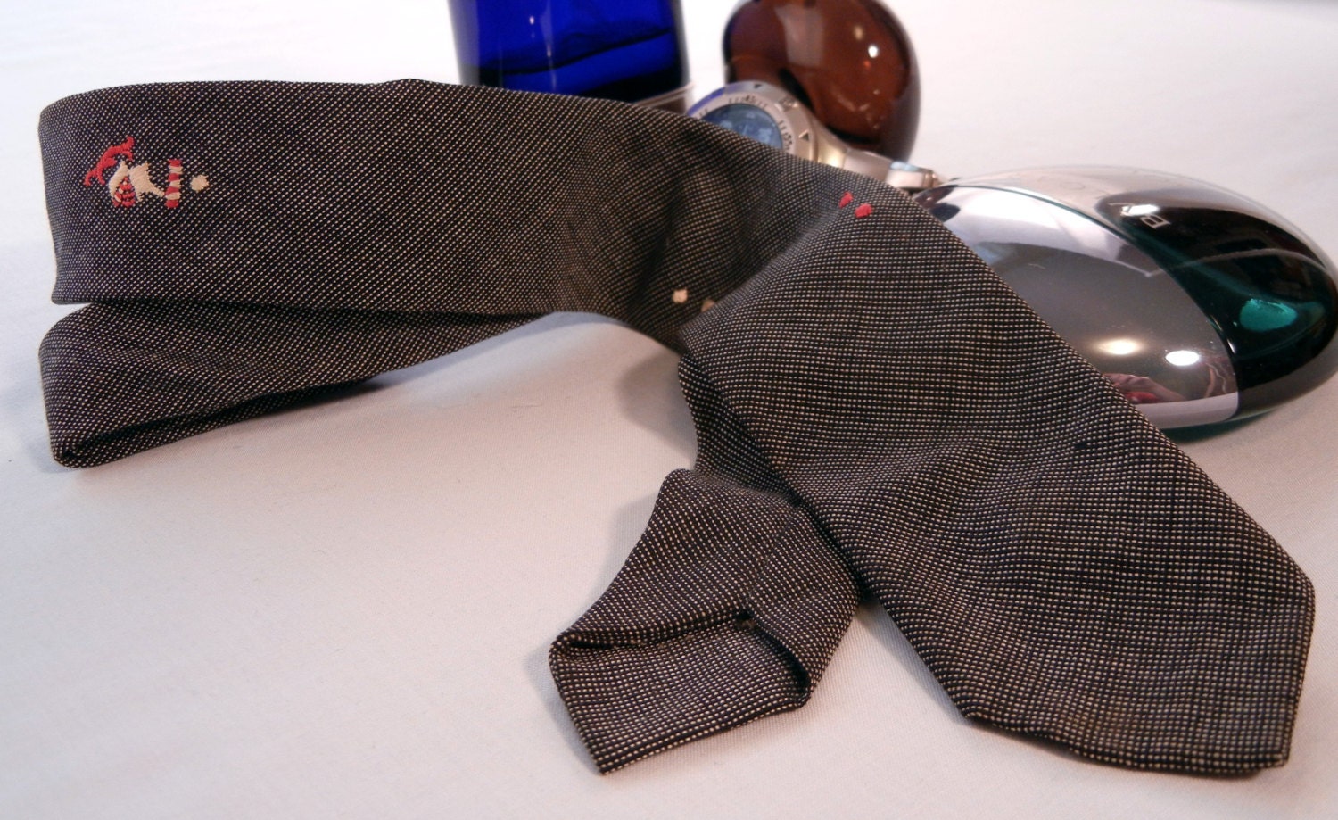 Men's Skinny Necktie, Charcoal Gray with Heraldic Knight Embroidery, 60s Madmen