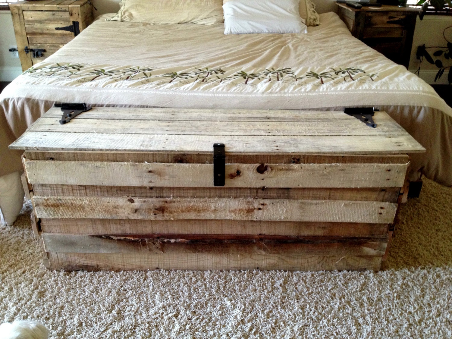 Handmade reclaimed pallet wood trunk/chest