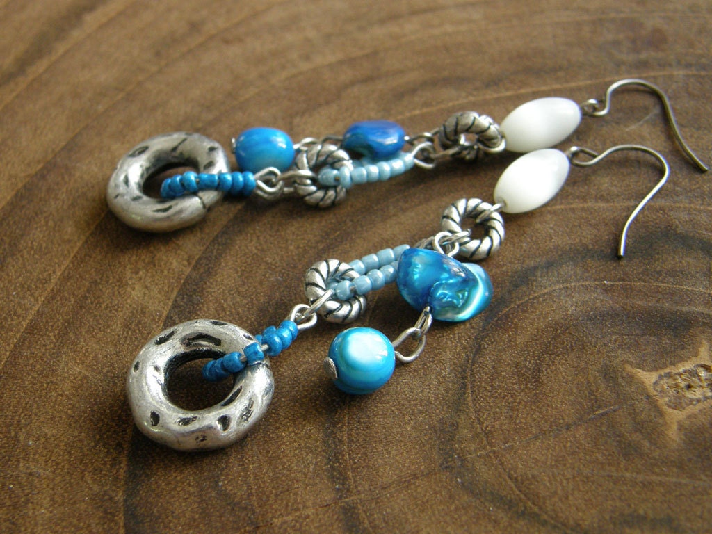 Summer Loops. Blue and White Cluster dangle earrings.