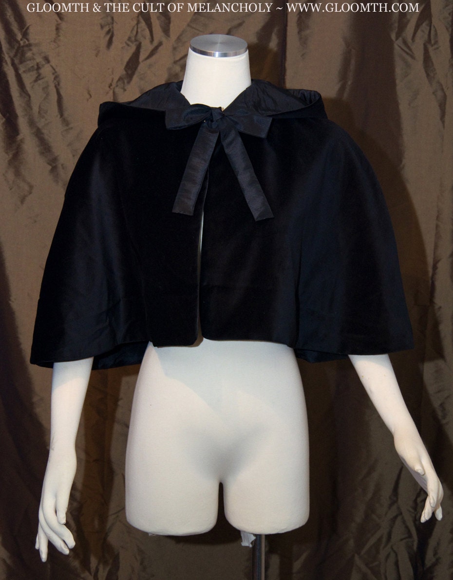 Gloomth Mircalla Capelet