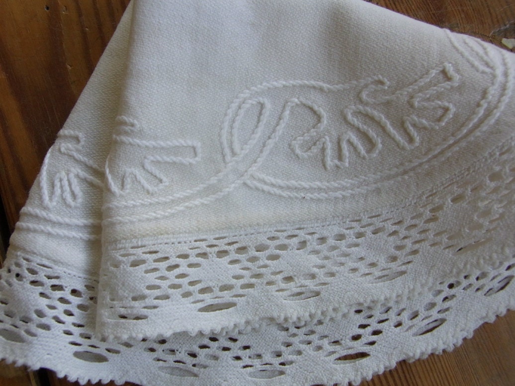 Vintage Tray Doily white with emboidery