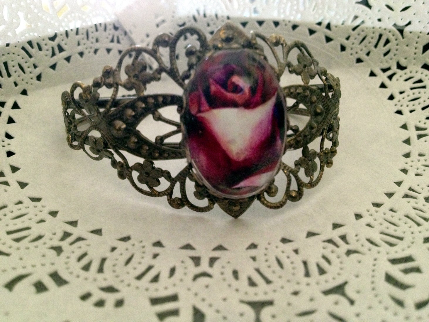 1 beautiful Filigree Bracelet with rose 18 x 25 mm image on the pad. This is a bracelet made of copper and bronze plated.