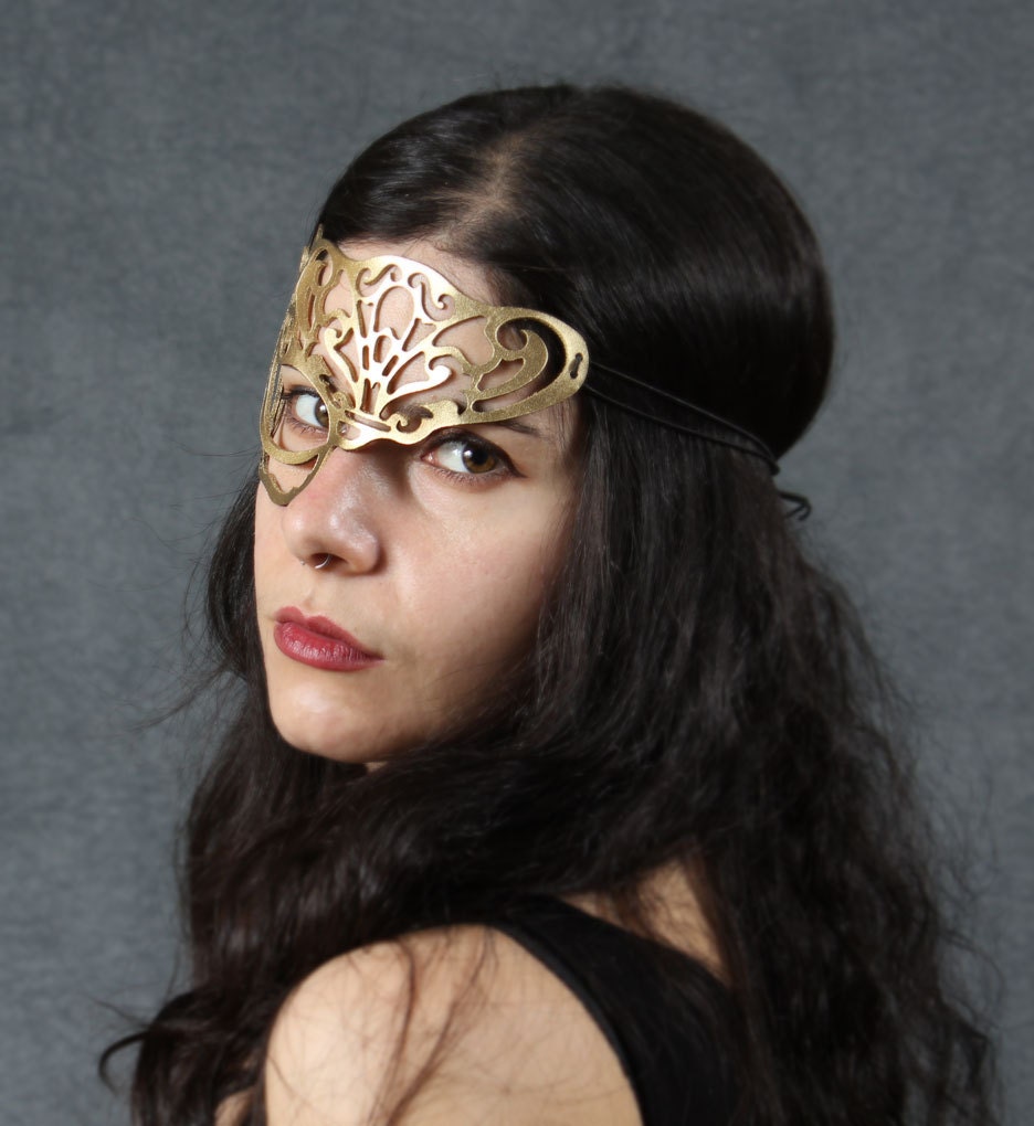 Vixen leather mask in Gold