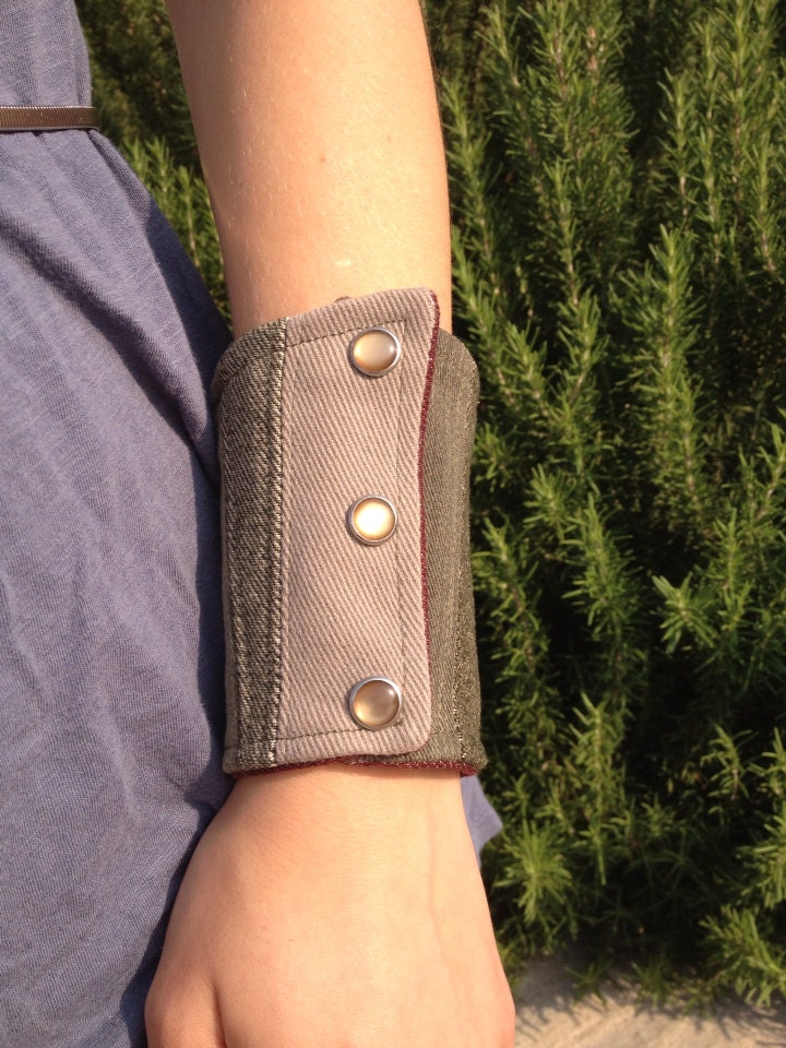 wrist wallet - stripes -  western - olive tan camo, maroon accent- S - neutral