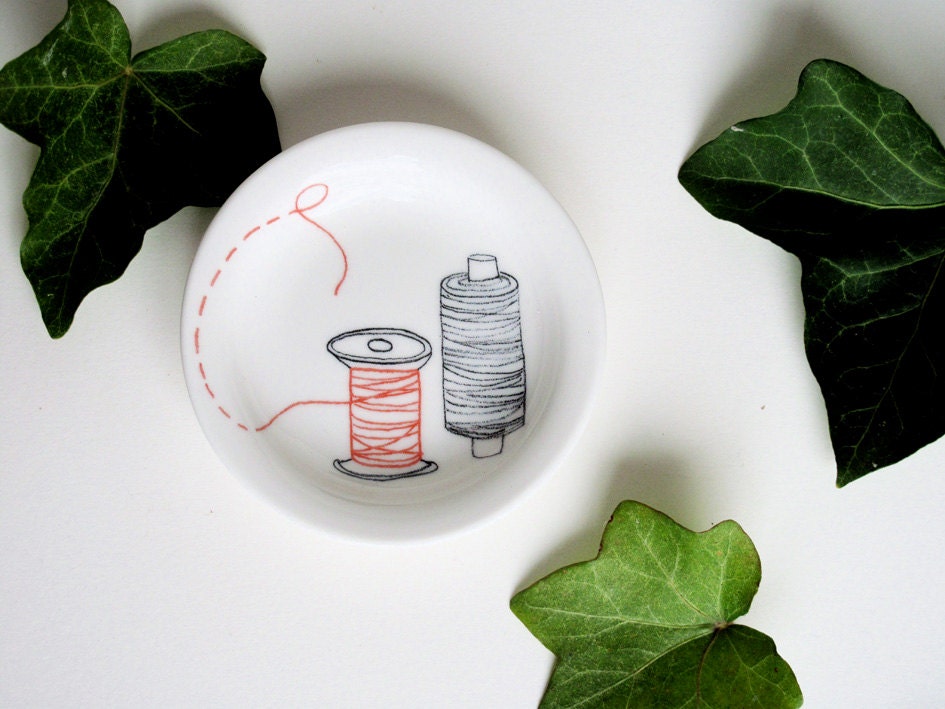 Tea bag holder - Two spools of thread