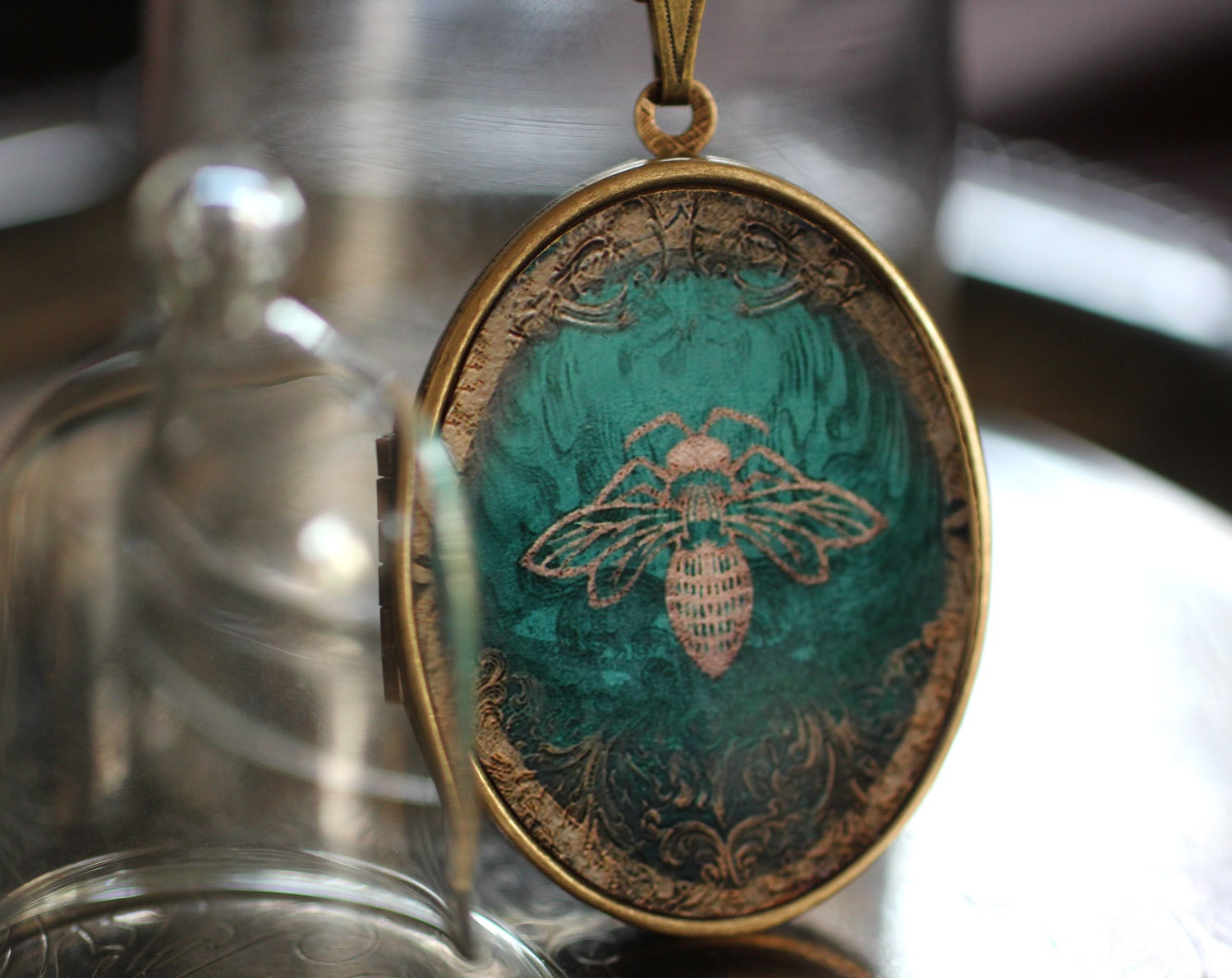 Solid Natural Perfume Locket with Honey Bee Artwork in Emerald Green - Nature Girl - Victorian Inspired - Vert, verde