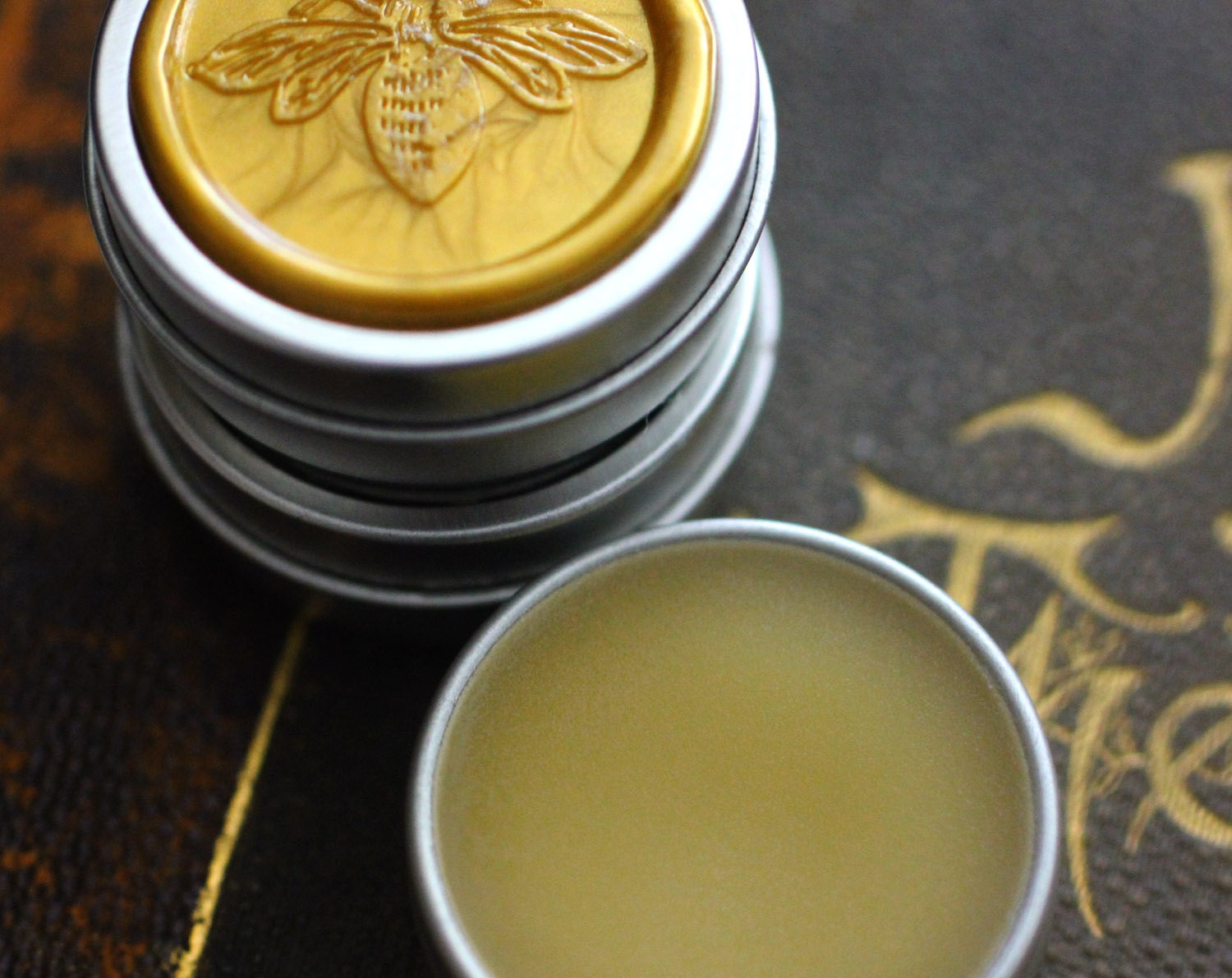To Bee Solid Natural Perfume for the Naturalist - 8.7 grams in a Round Tin - A honey bee fragrance with local beeswax - Eco luxe fragrance