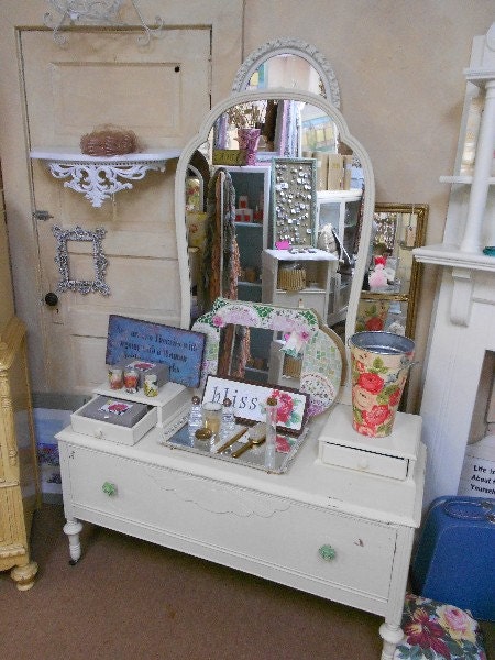 Vintage Vanity with One Large Drawer