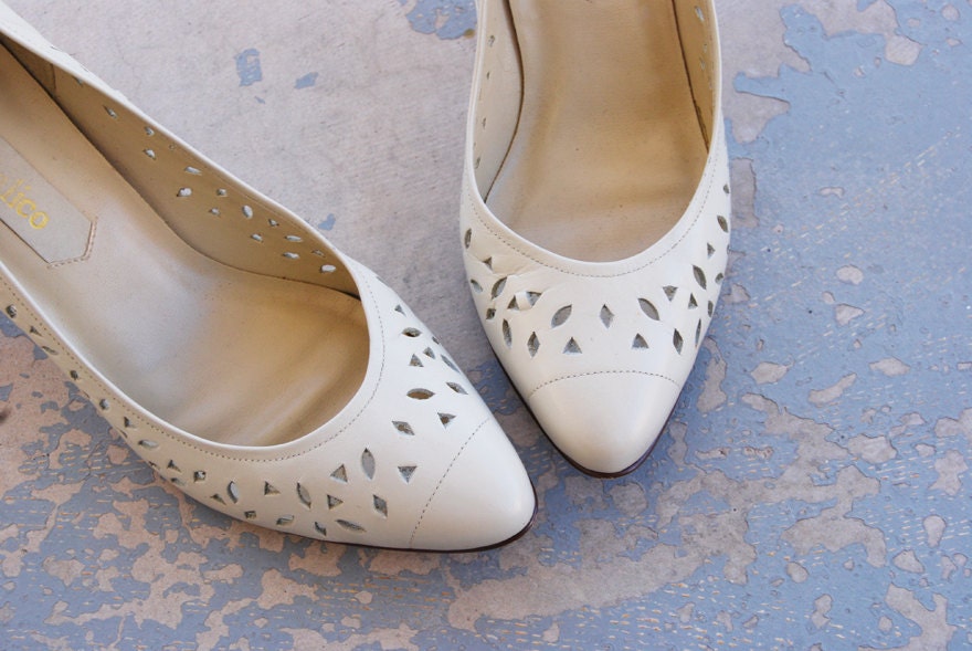 vintage 80s Shoes - Bone Ivory Cut Out Leather High Heels Sz 9