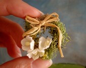 Dollhouse Moss Wreath with White Forget Me Nots 1 inch Scale