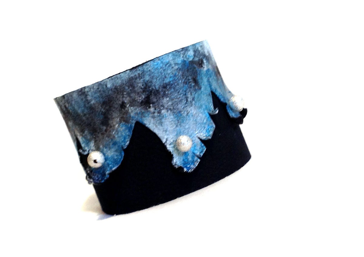 Frosty leather bracelet with beads.Women's leather cuff. Leather jewelry