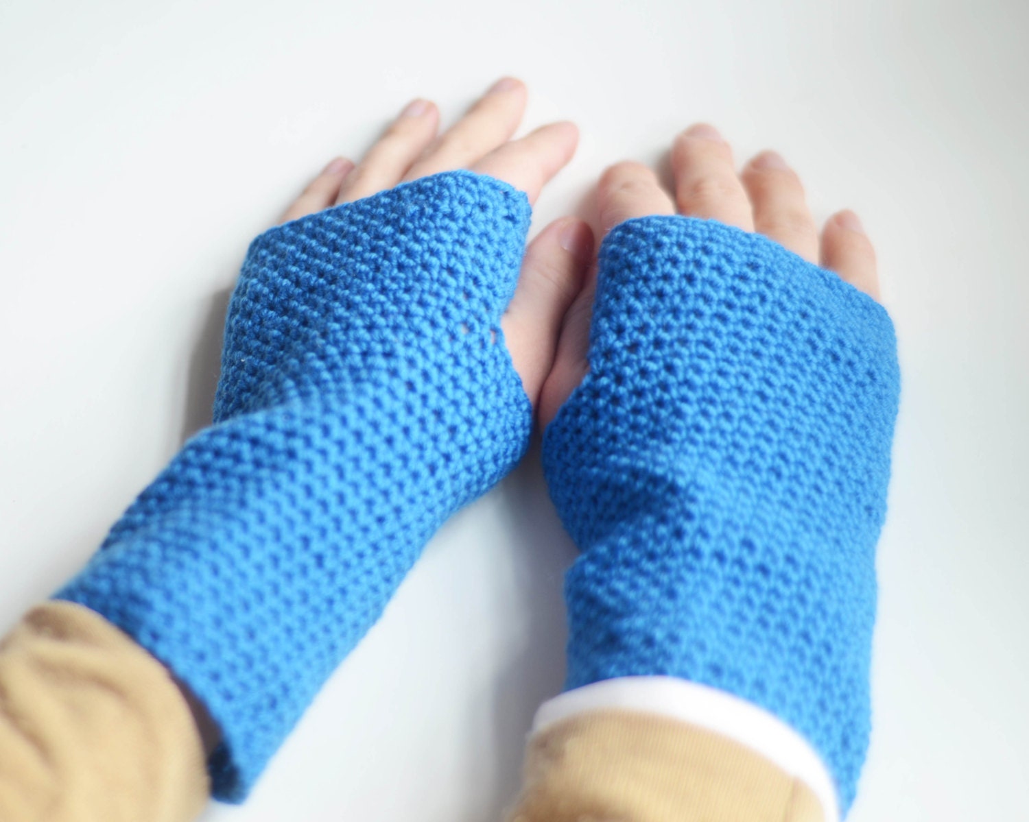 Electric blue wrist warmers - Crochet fingerless gloves
