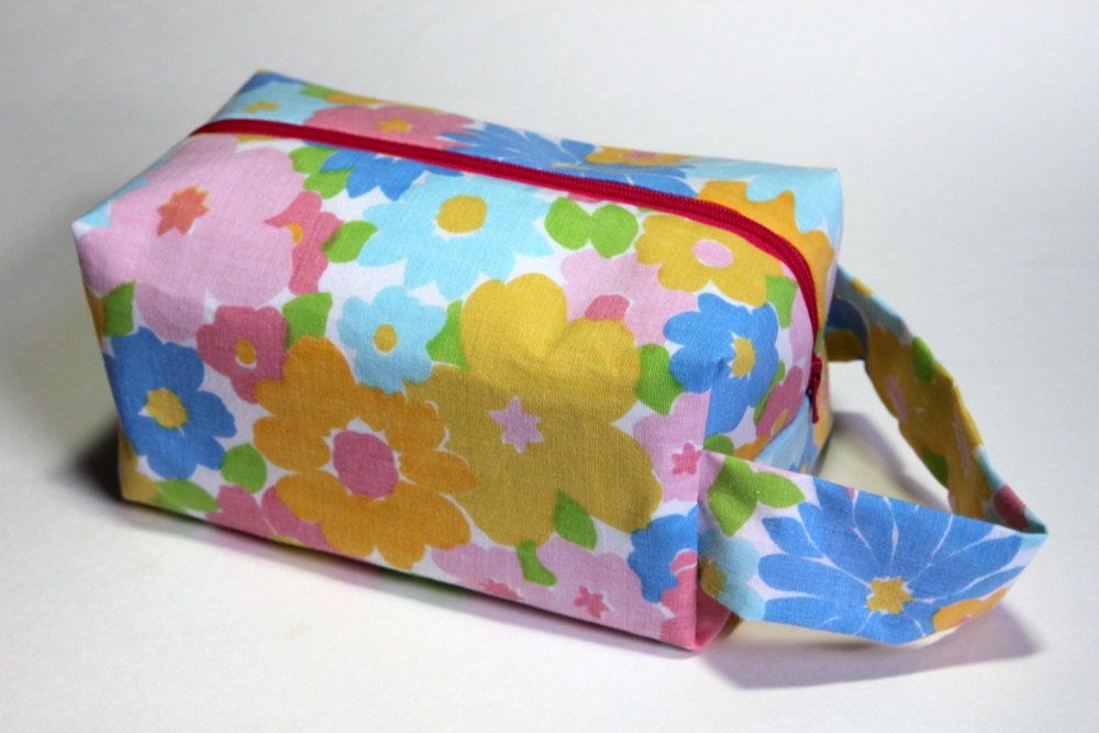 Zippered toiletry box bag- vintage floral with pink zipper