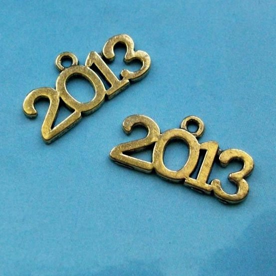 10 '2013' charms, antique gold tone, 26mm