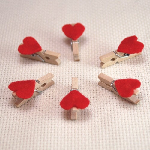 Mini clothespin clips - Tiny note pets with red felt hearts
