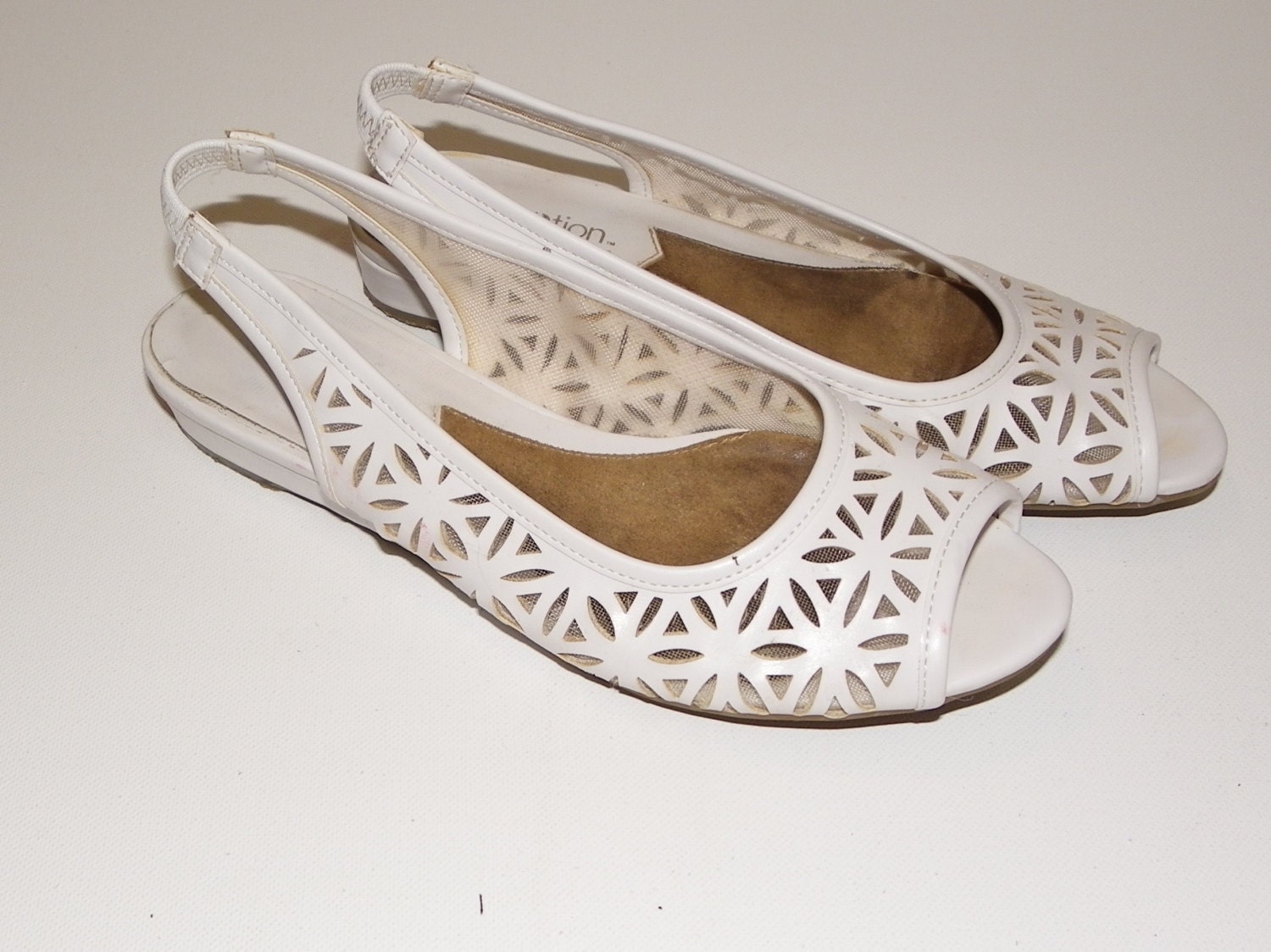Vintage Off White Lazer Cut Leather Slingbacks size 6